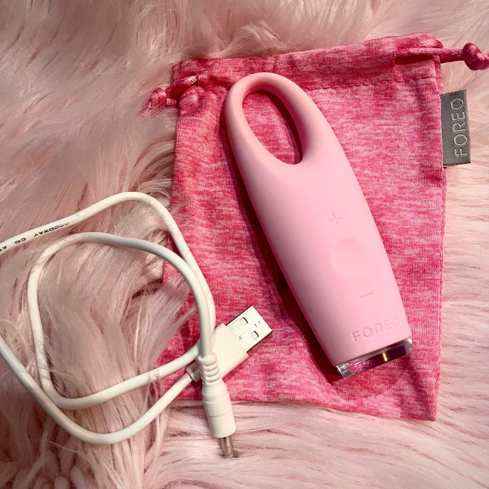 FOREO Soft Pink Eye Massager with Pouch & Charge Cable